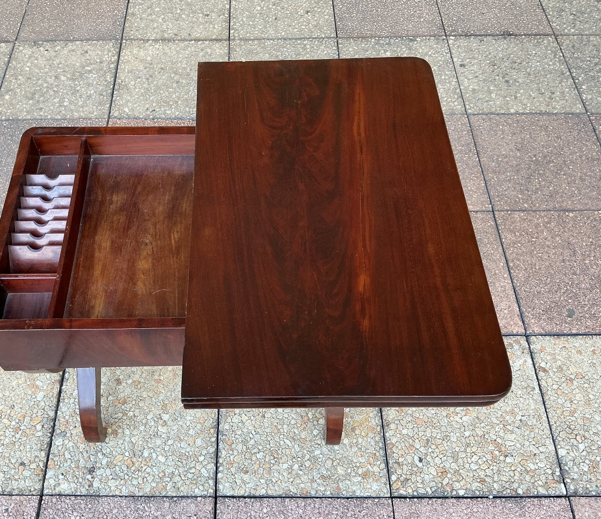 Une petite table de jeux  en acajou. -photo-4