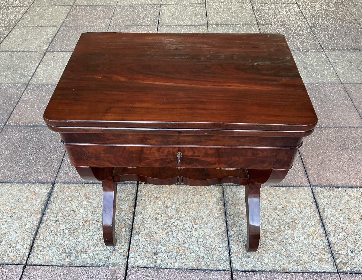 Une petite table de jeux  en acajou. 