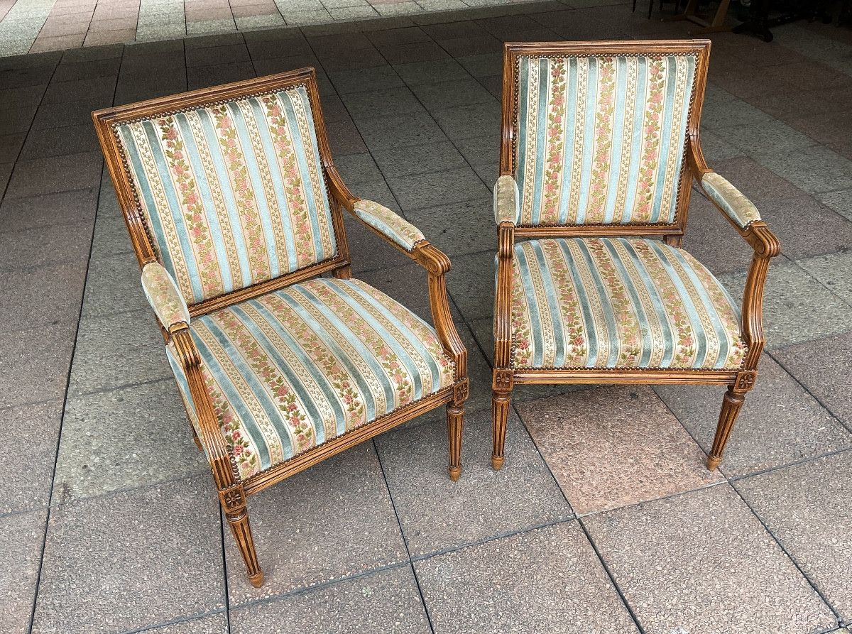 Une paire de fauteuils de style, Louis XVI.-photo-3