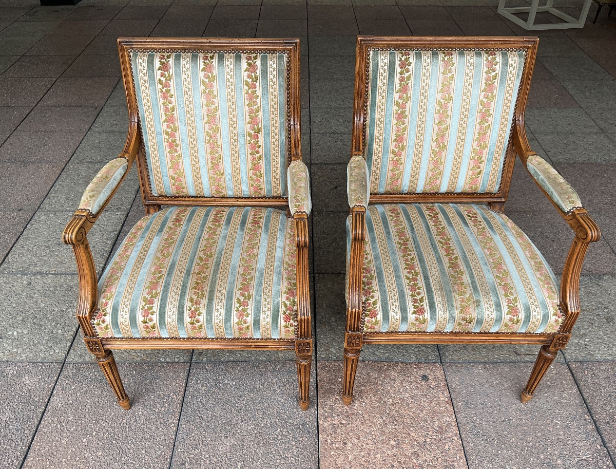 Une paire de fauteuils de style, Louis XVI.-photo-1