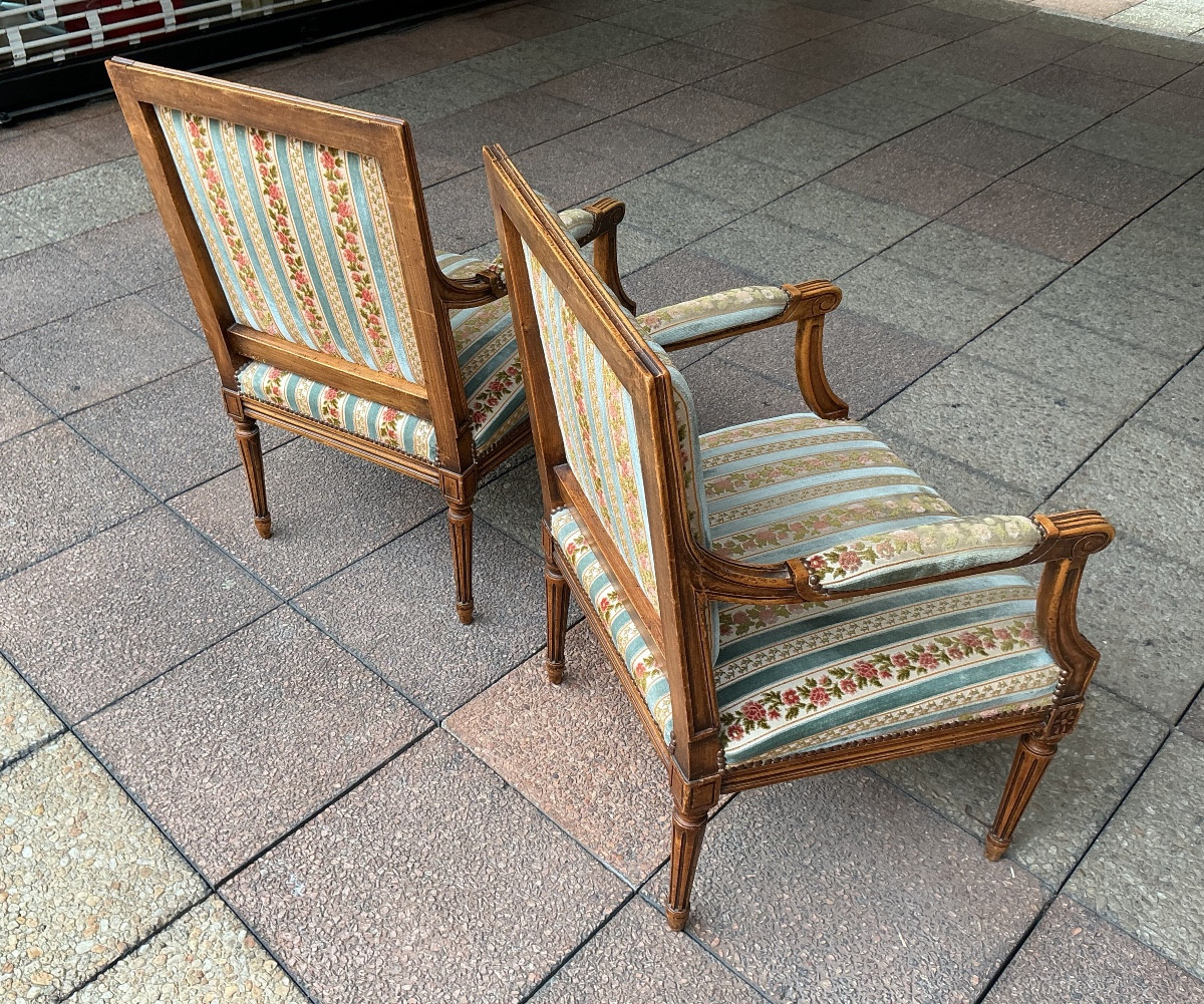 Une paire de fauteuils de style, Louis XVI.-photo-2