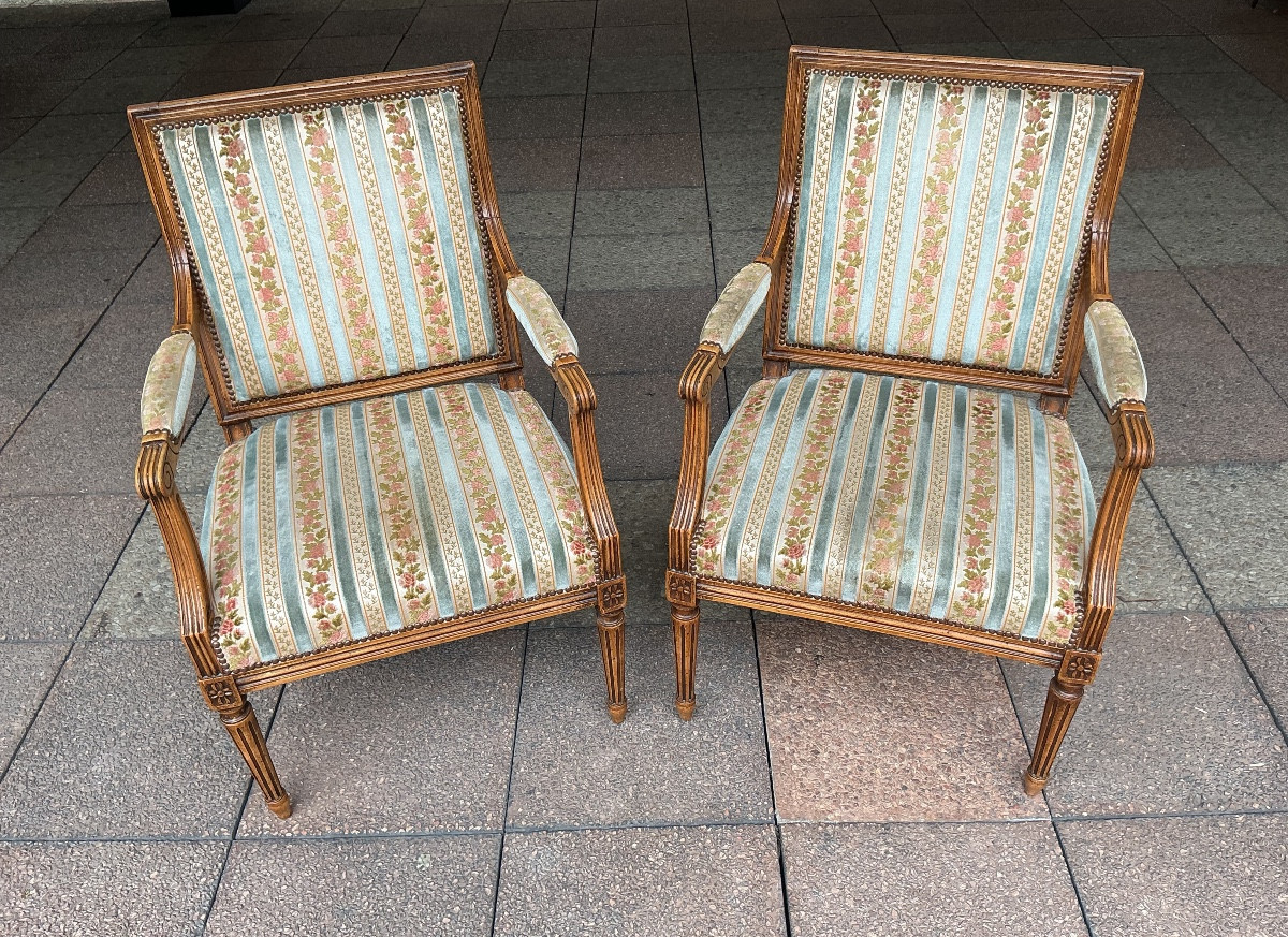 Une paire de fauteuils de style, Louis XVI.