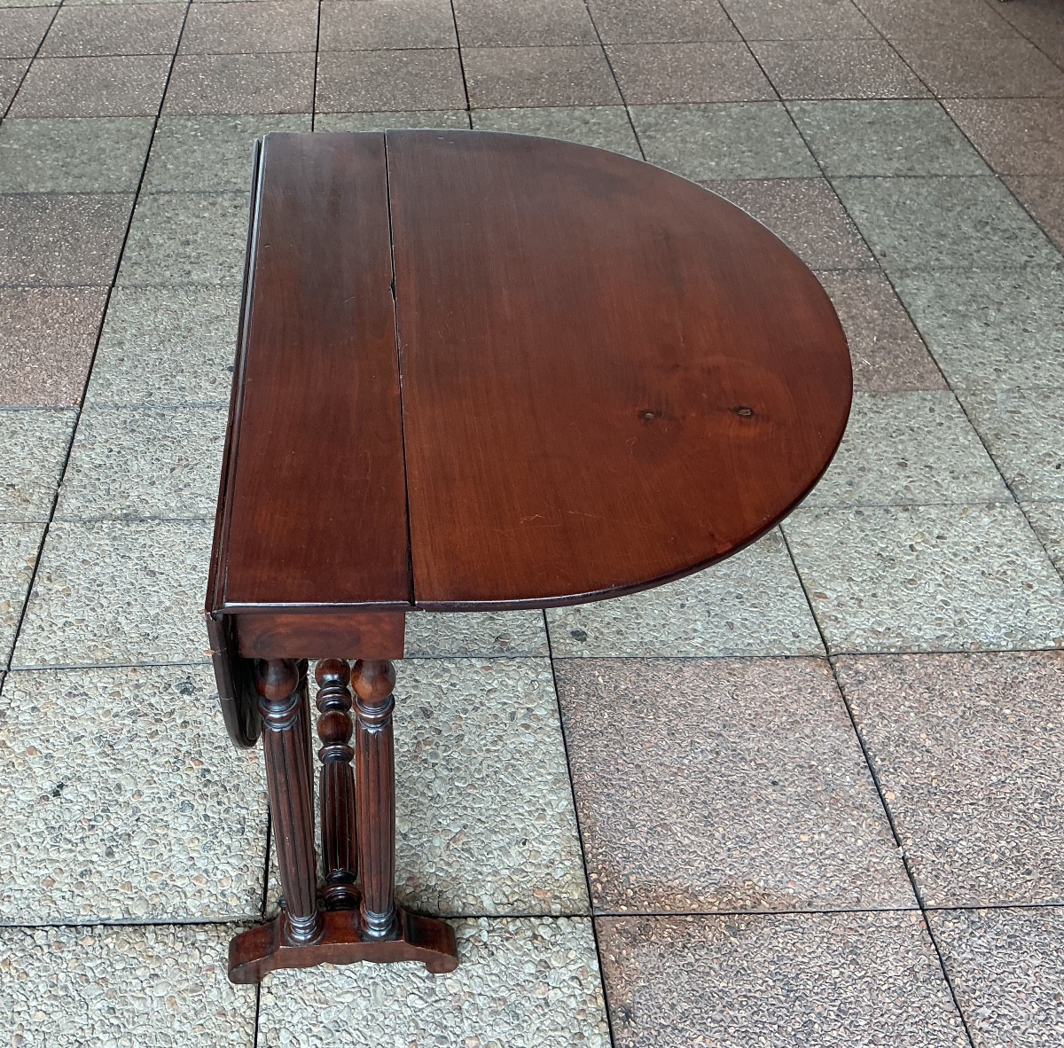 A Mahogany Drop-leaf Table.-photo-4