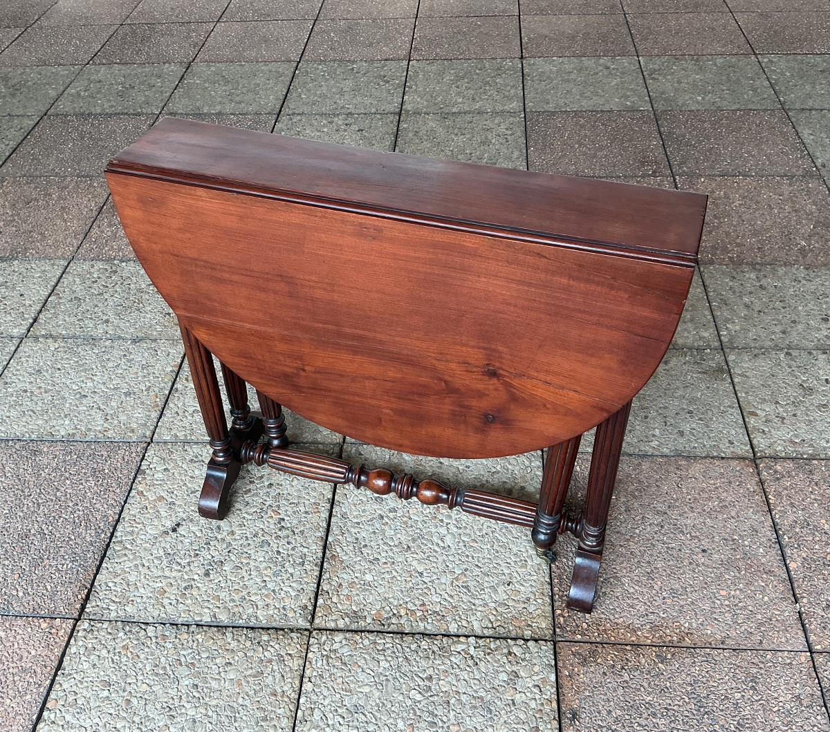 A Mahogany Drop-leaf Table.-photo-2