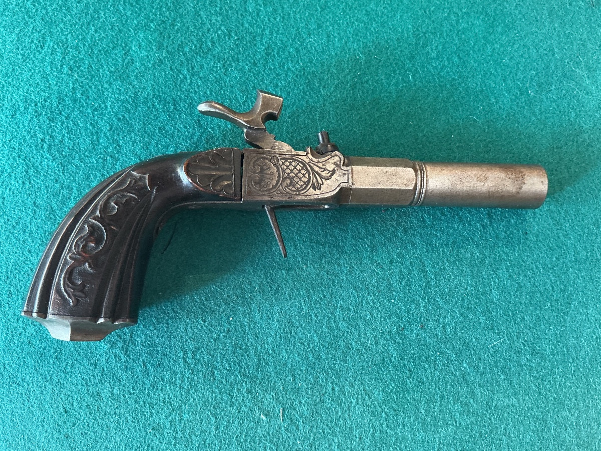 Un pistolet  de carrosse à crosse sculptée