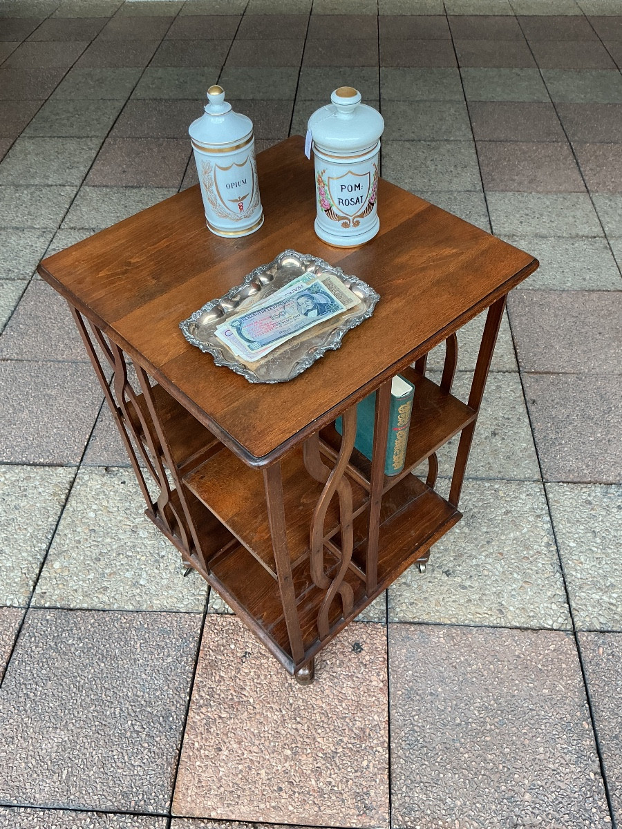 Une bibliothèque tournante. 