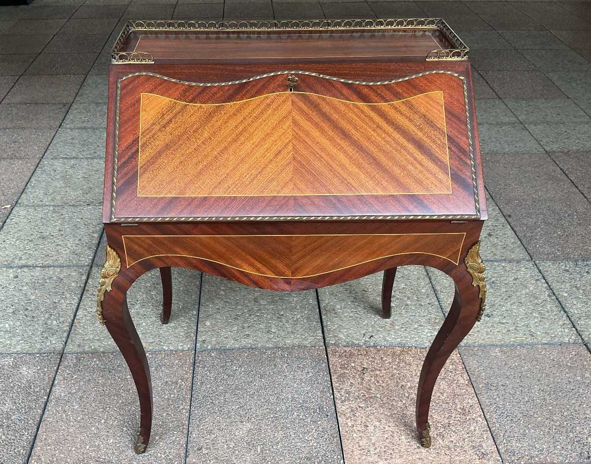 Un bureau de pente en marqueterie.-photo-1