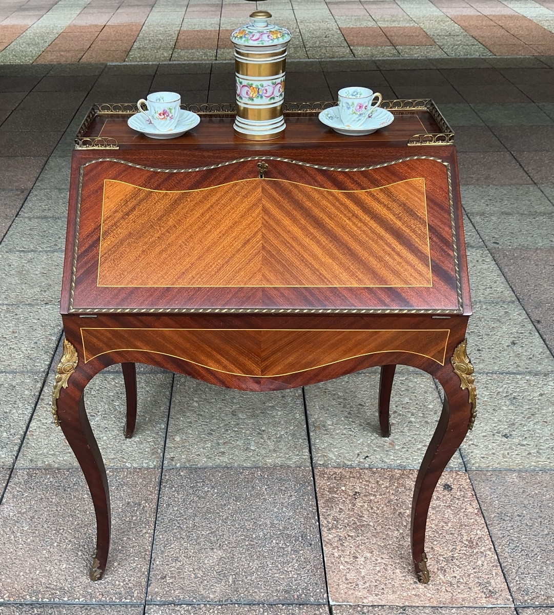 Un bureau de pente en marqueterie.