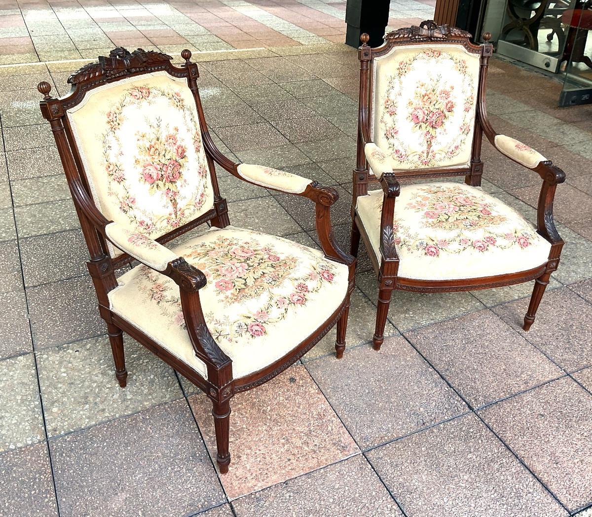 Une paire de fauteuils Louis XVI-photo-2