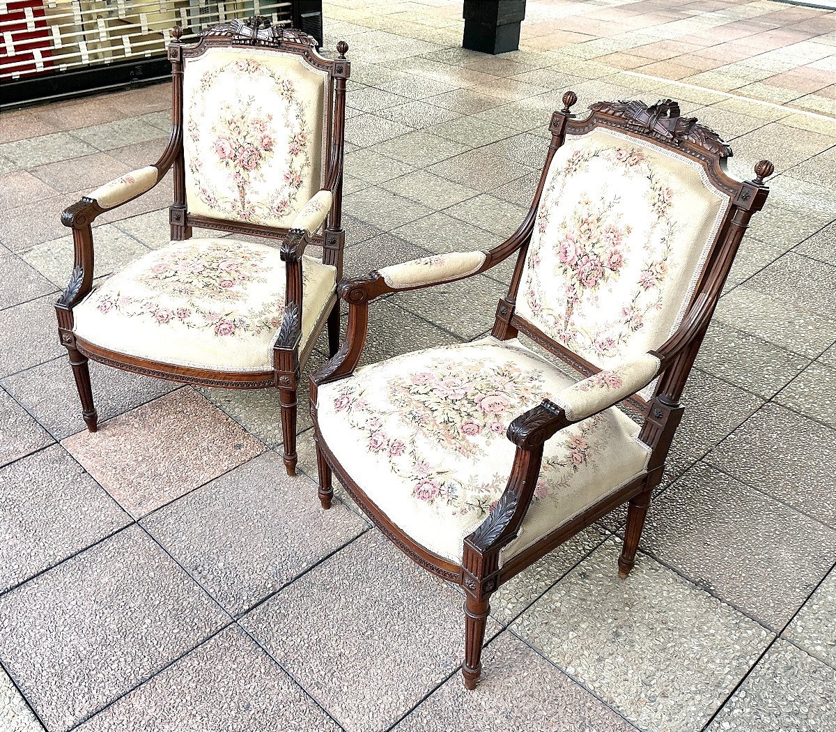 Une paire de fauteuils Louis XVI-photo-3