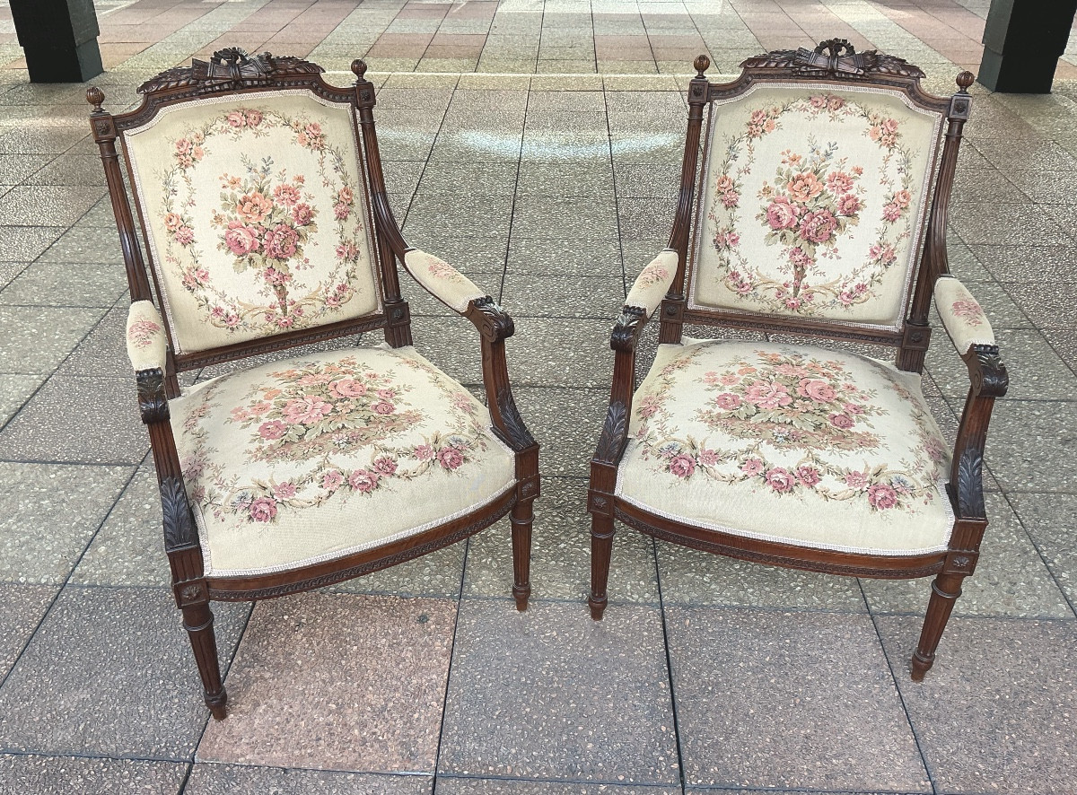 Une paire de fauteuils Louis XVI