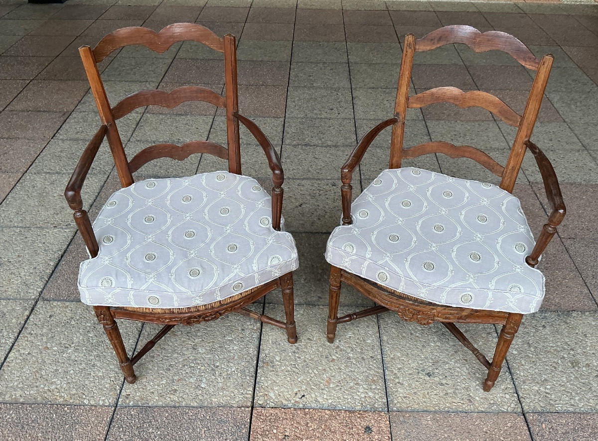 Une paire de fauteuils provençaux.