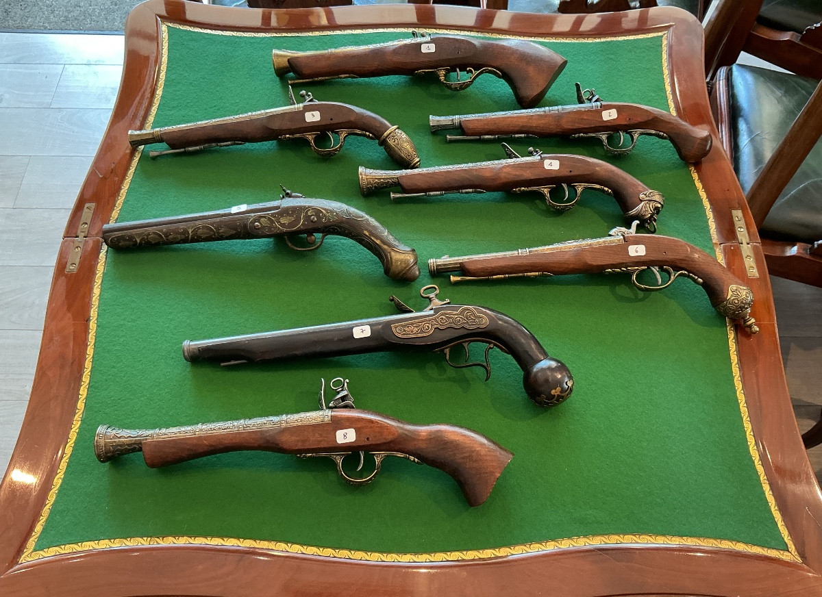 Une collection de pistolets décoratifs.-photo-2