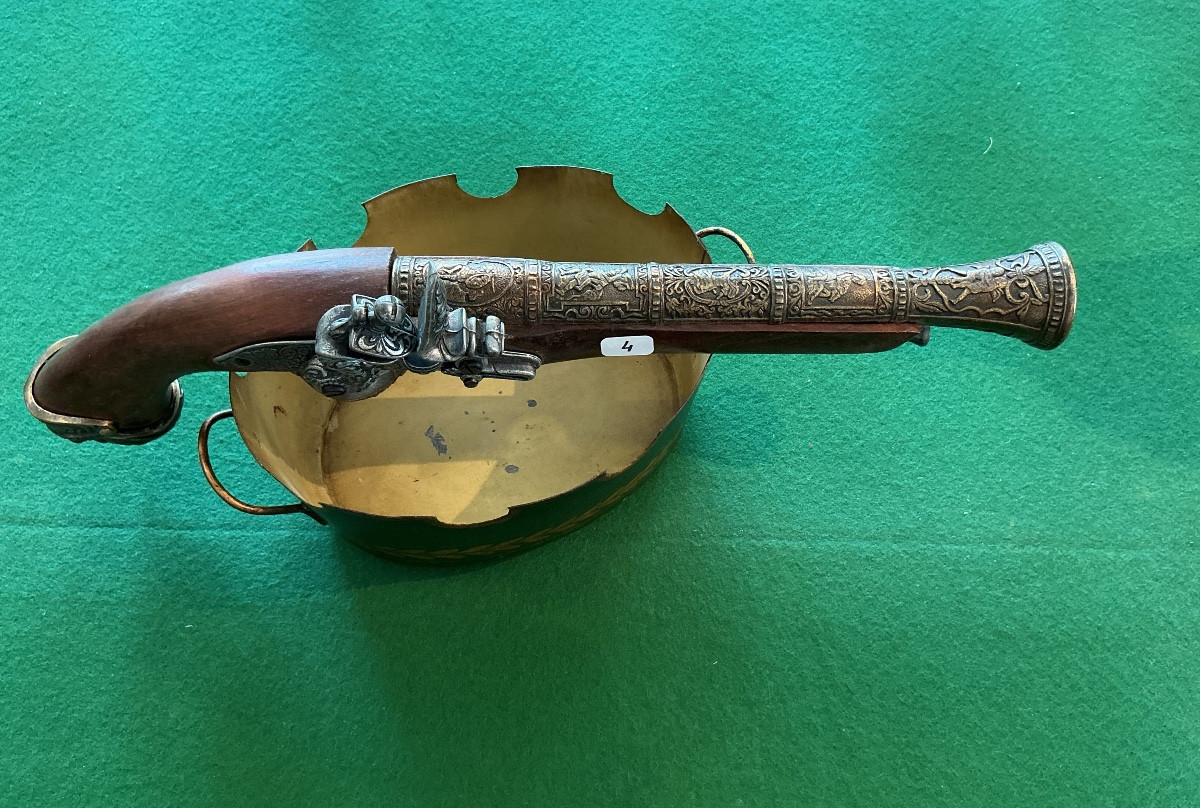 Une collection de pistolets décoratifs.-photo-2