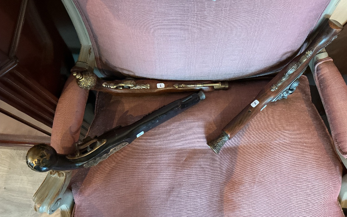 Une collection de pistolets décoratifs.-photo-5