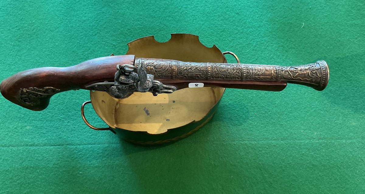 Une collection de pistolets décoratifs.-photo-7