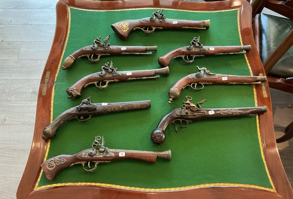 Une collection de pistolets décoratifs.