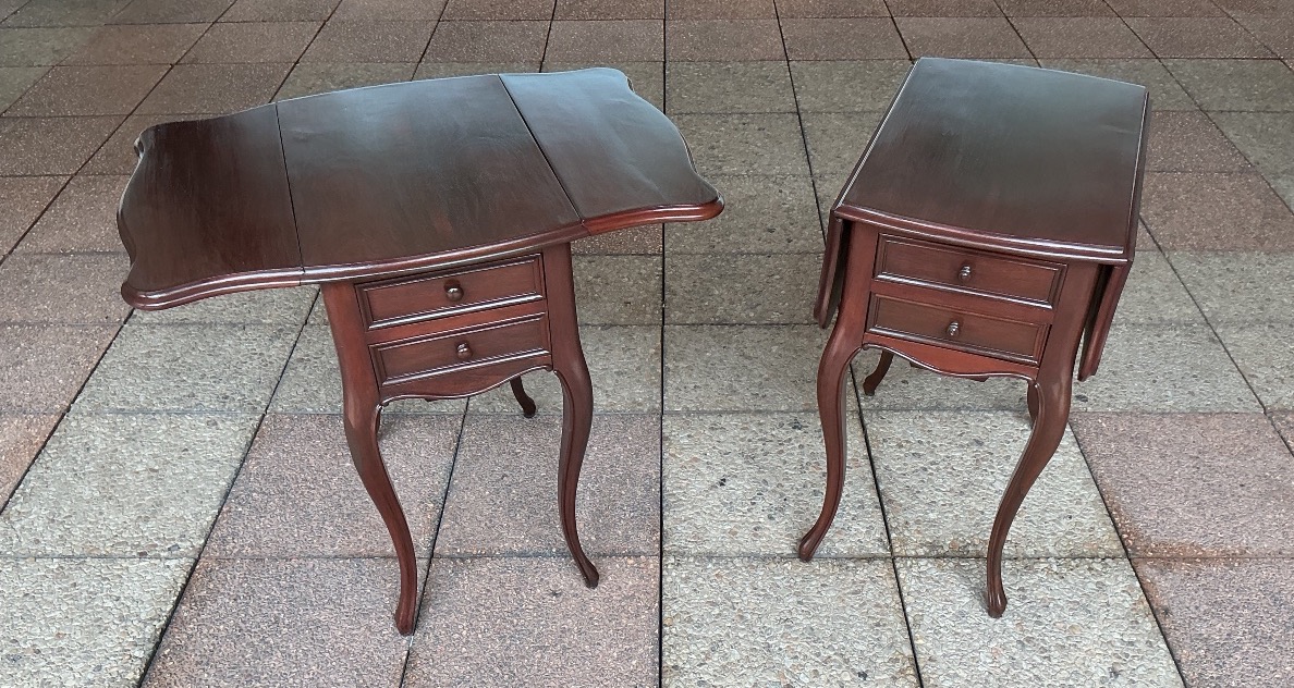Une paire de chevets, meubles d'appoint ou bouts de canapé, en palissandre.