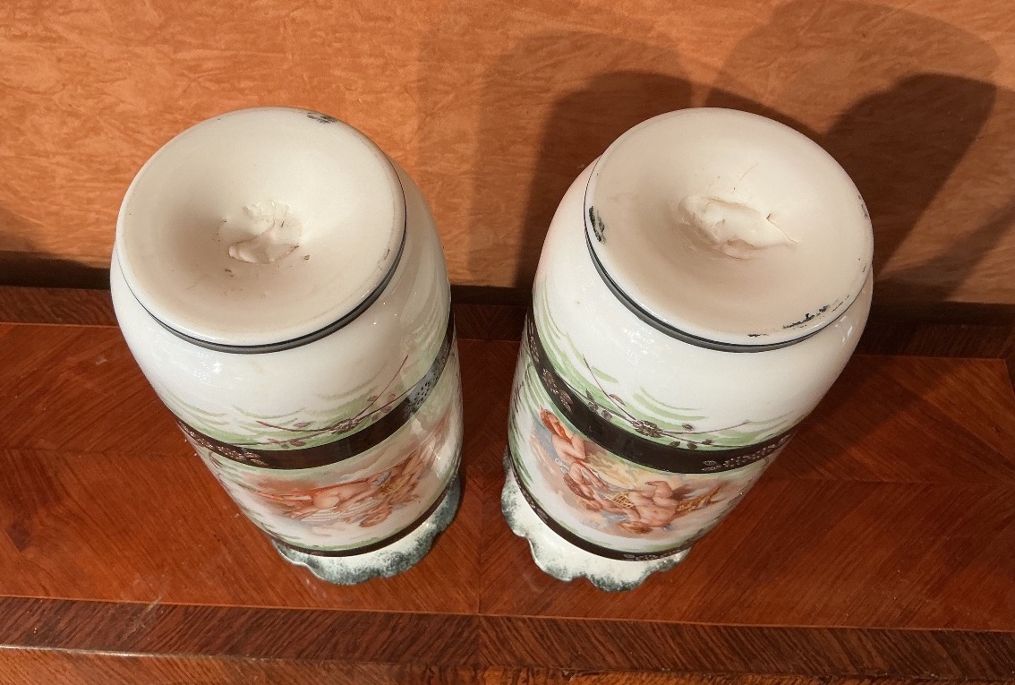 Deux vases décoratifs en verre opalin. -photo-1