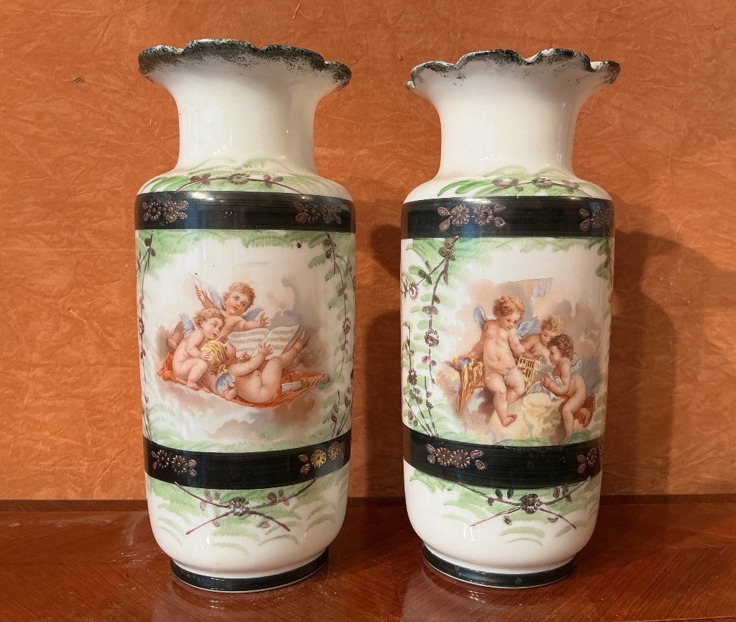 Deux vases décoratifs en verre opalin. 