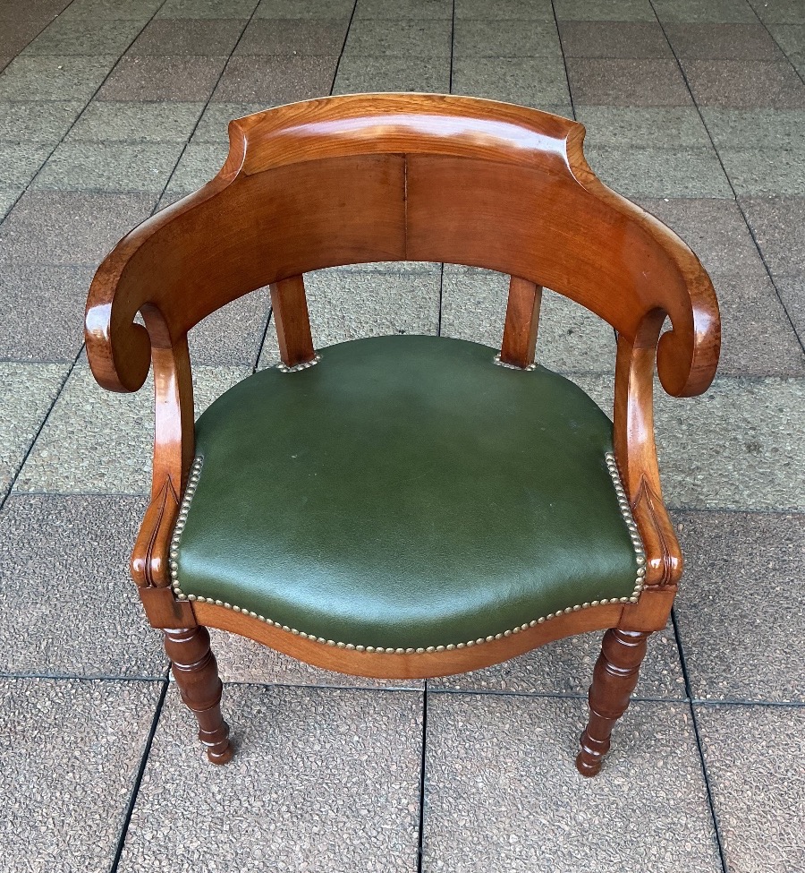 Un fauteuil de bureau en acajou.-photo-3