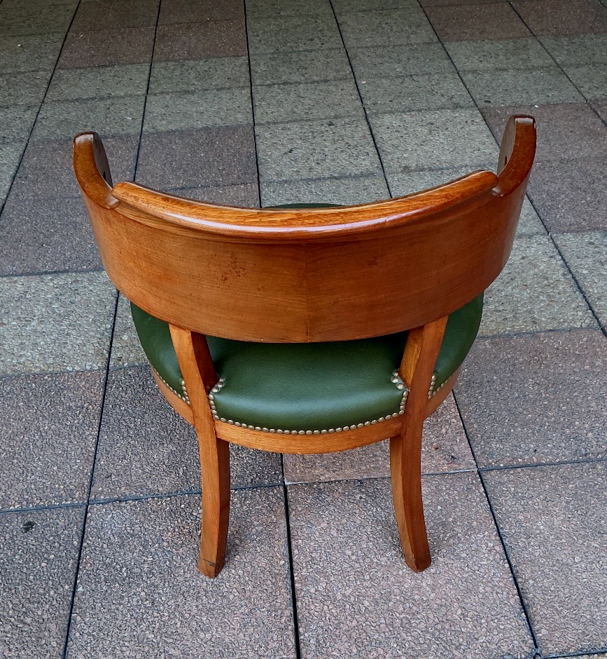 Un fauteuil de bureau en acajou.-photo-1