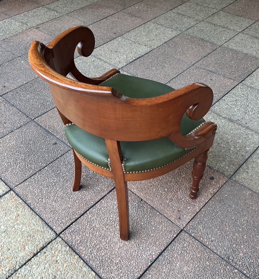 Un fauteuil de bureau en acajou.-photo-2