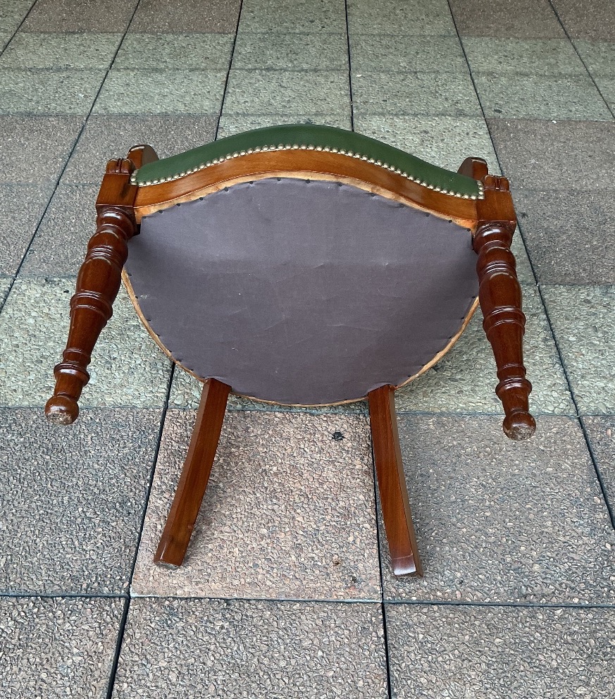 Un fauteuil de bureau en acajou.-photo-3