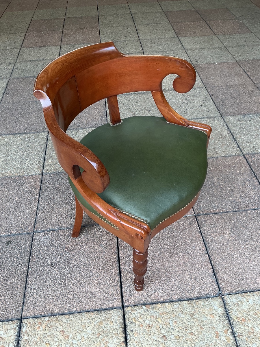 Un fauteuil de bureau en acajou.