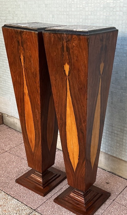 Une paire de colonnes, sellettes ou piédestaux d'époque, Art Déco. 