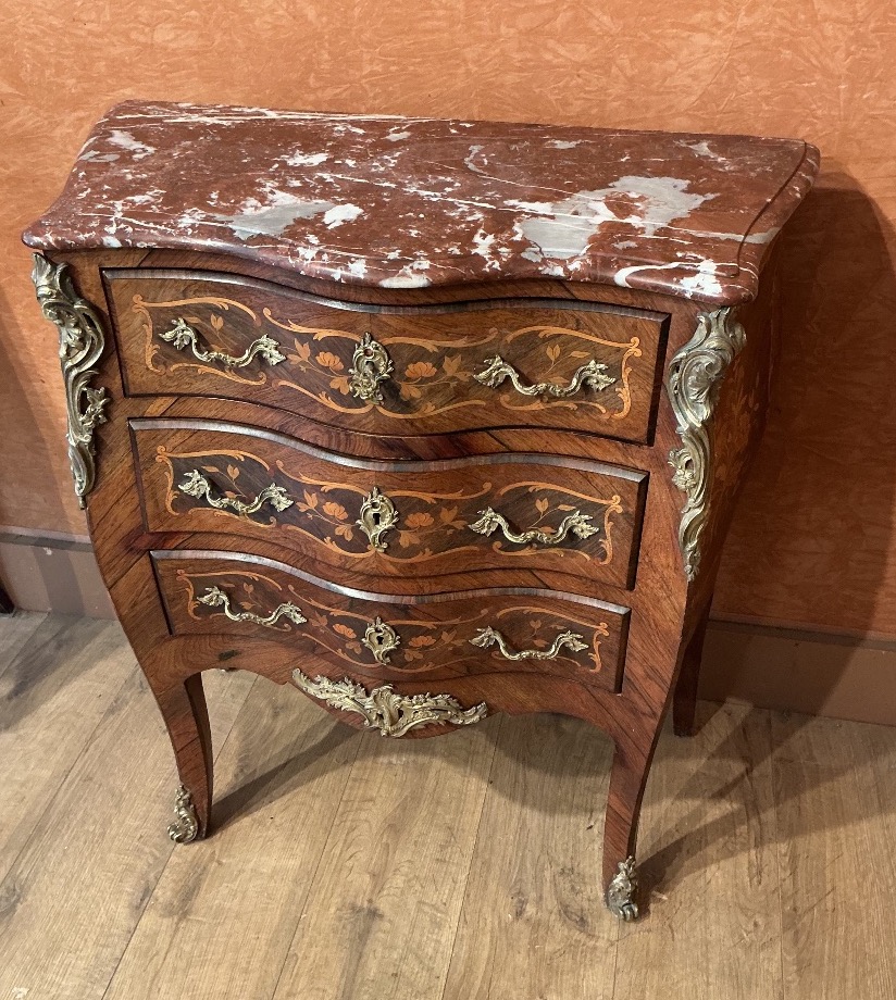 Une petite commode de style Louis XV en marqueterie.-photo-2