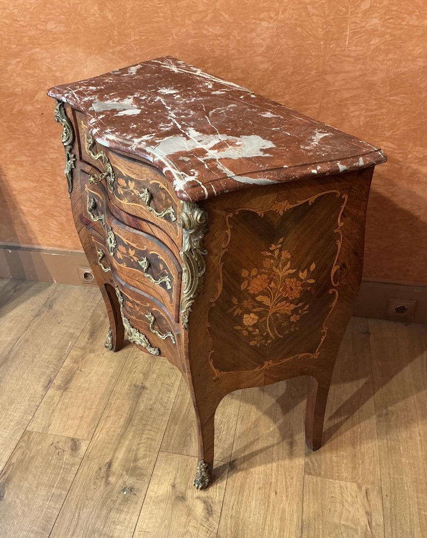 Une petite commode de style Louis XV en marqueterie.-photo-3