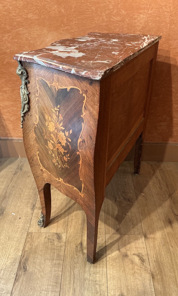 Une petite commode de style Louis XV en marqueterie.-photo-4