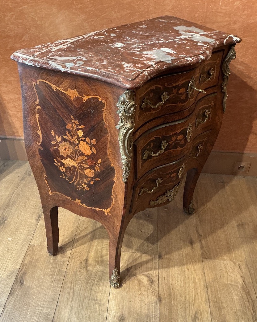 Une petite commode de style Louis XV en marqueterie.-photo-1