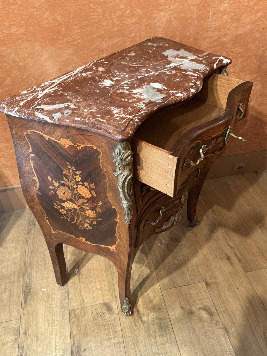Une petite commode de style Louis XV en marqueterie.-photo-3