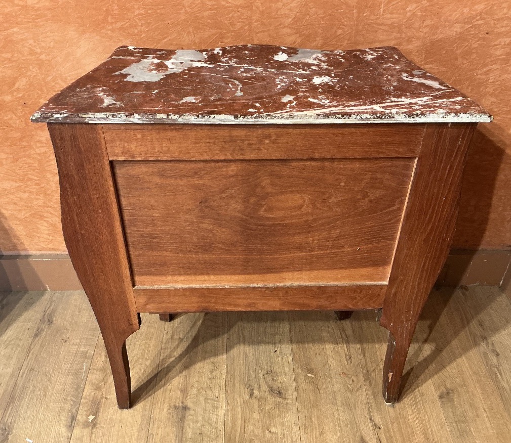 Une petite commode de style Louis XV en marqueterie.-photo-4