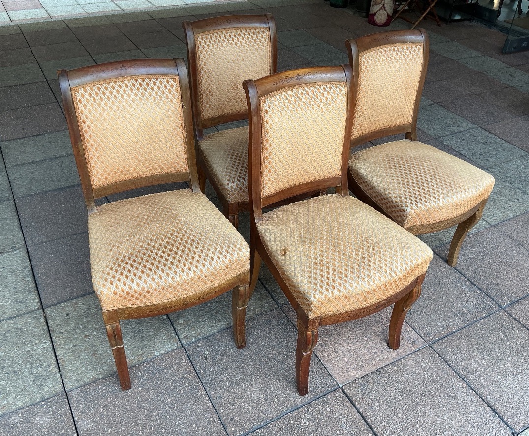 Quatre chaises  en noyer incrusté de motifs en amarante.-photo-2