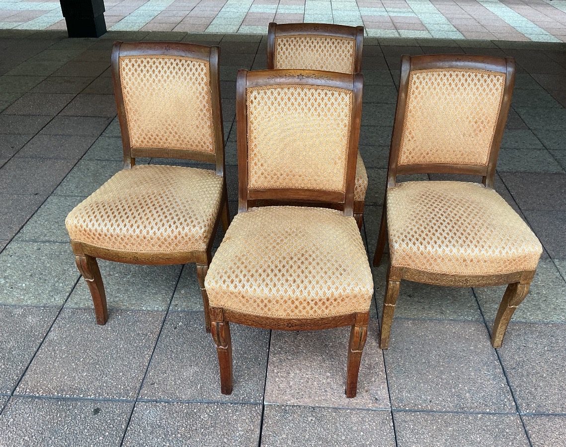 Quatre chaises  en noyer incrusté de motifs en amarante.-photo-3