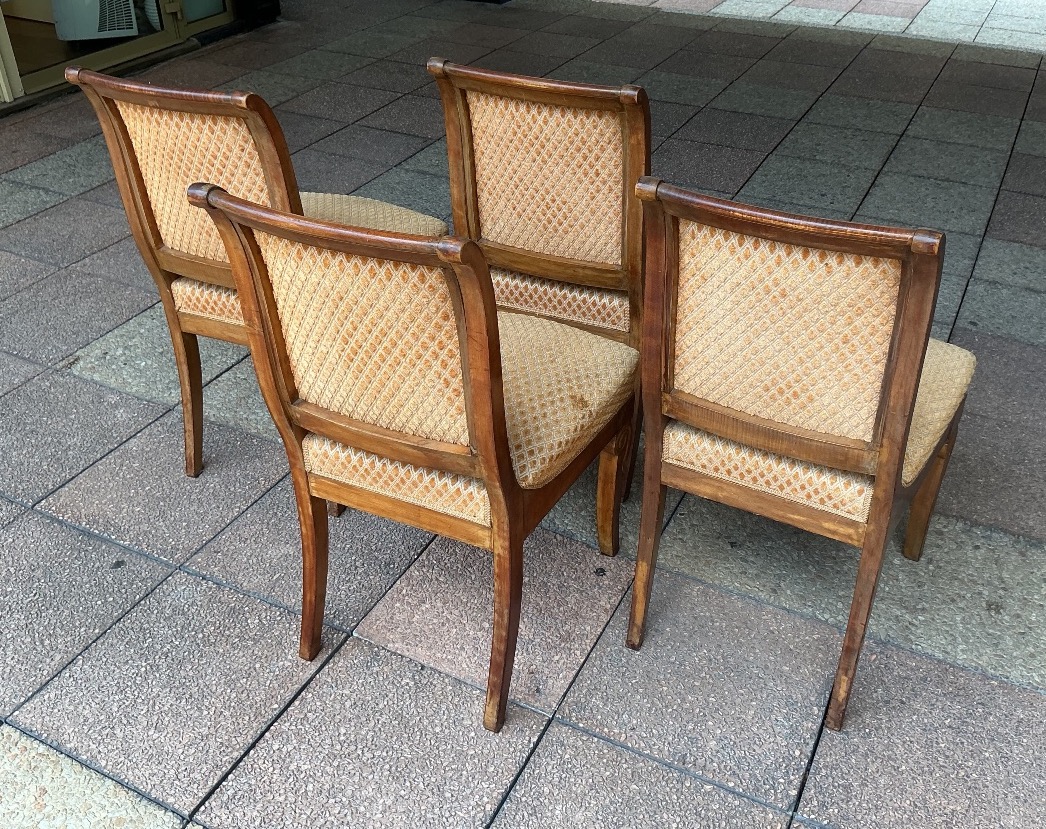 Quatre chaises  en noyer incrusté de motifs en amarante.-photo-4