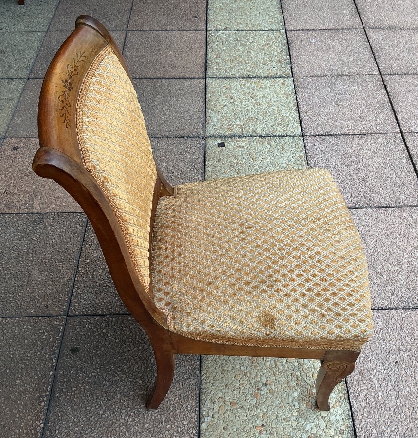 Quatre chaises  en noyer incrusté de motifs en amarante.-photo-4