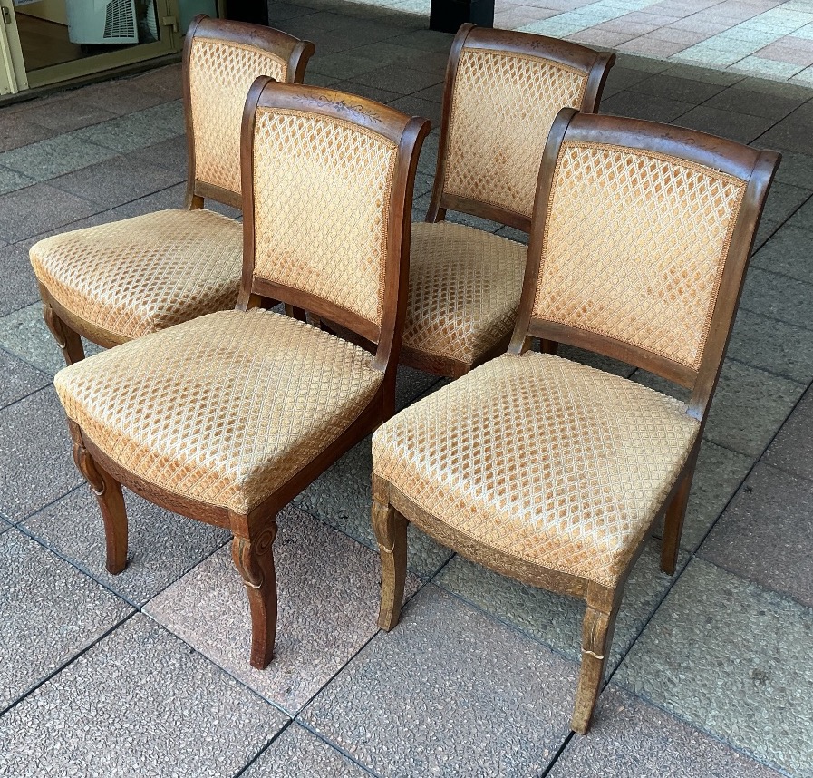 Quatre chaises  en noyer incrusté de motifs en amarante.
