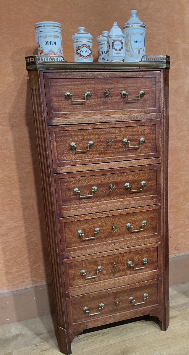Un petit chiffonnier de style, Louis XVI.