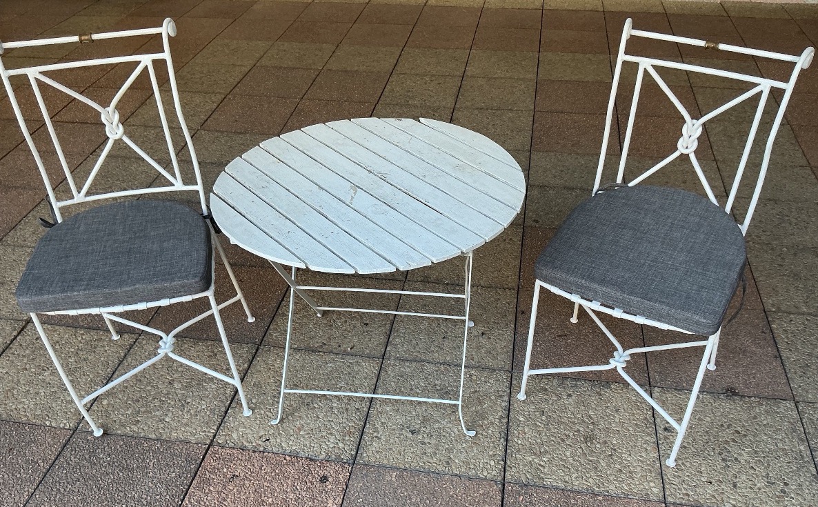 Un petit ensemble de mobilier de jardin ancien.