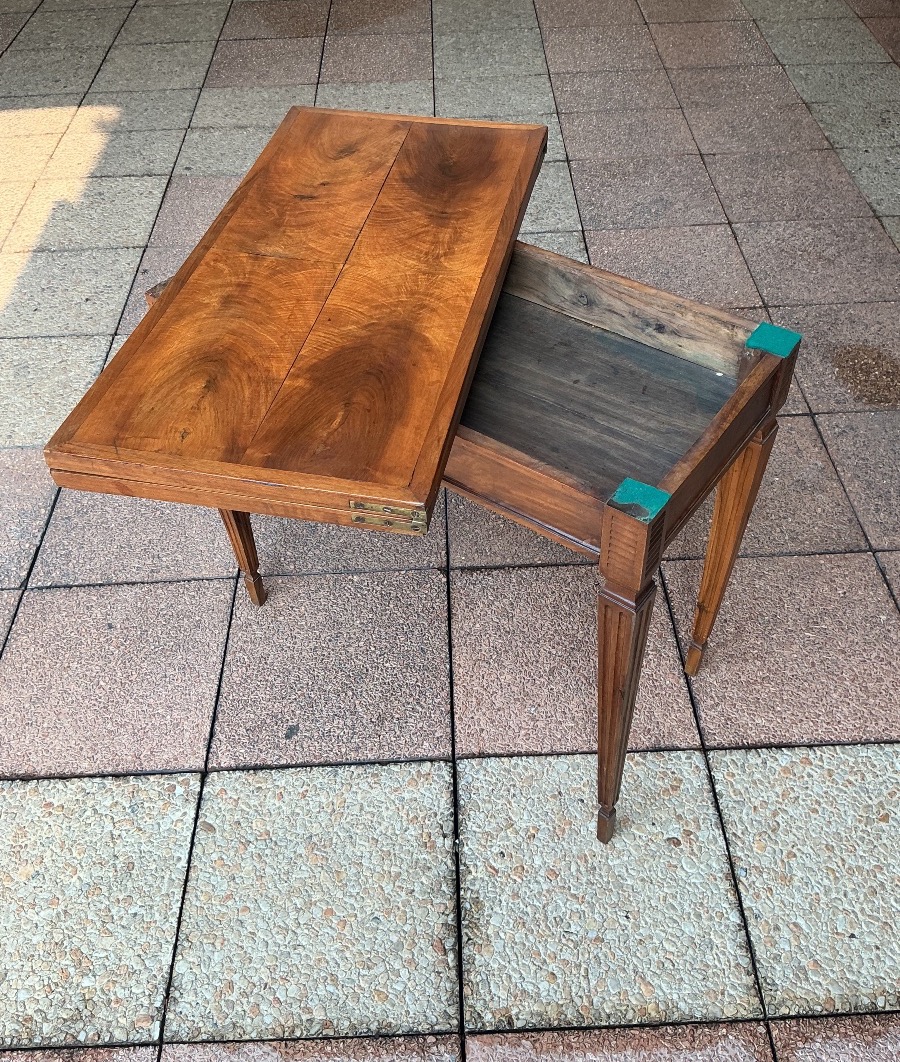 Une table à jeux, Louis XVI, en noyer.-photo-3