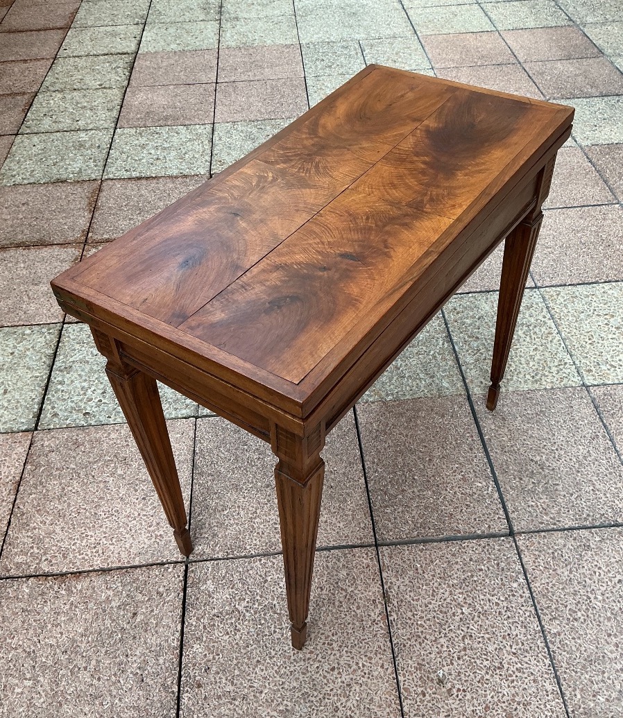 Une table à jeux, Louis XVI, en noyer.-photo-1