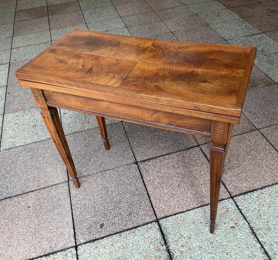 Une table à jeux, Louis XVI, en noyer.