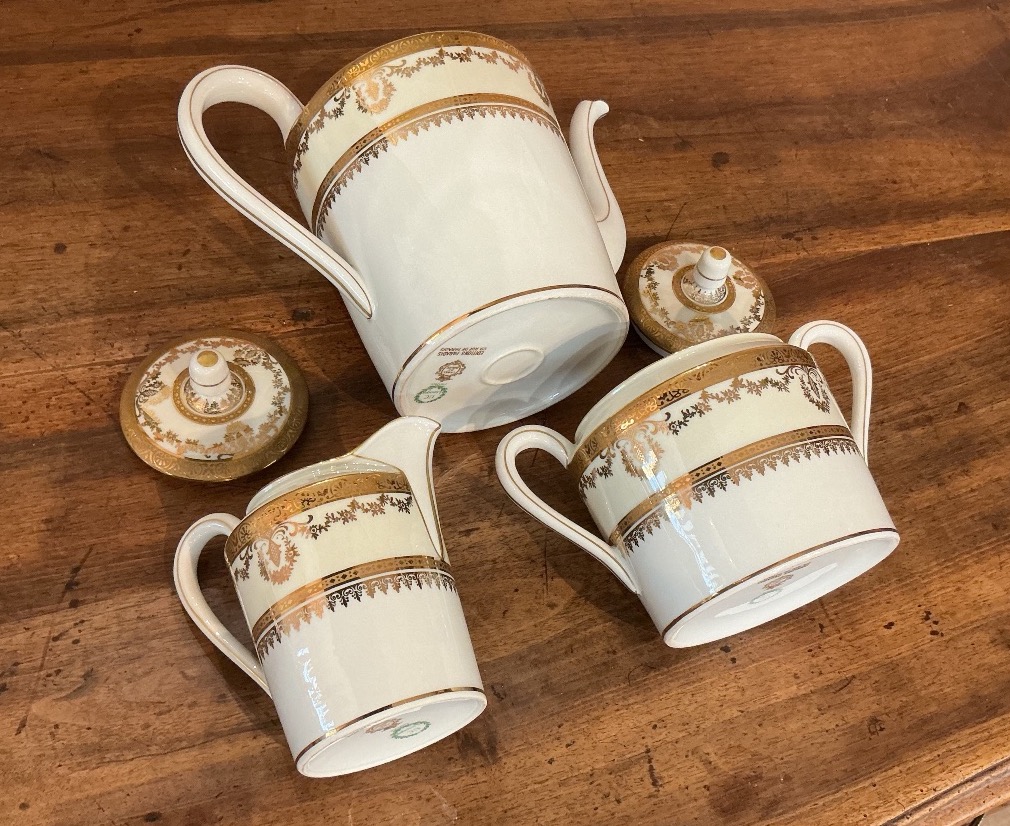 A Limoges Porcelain Tea Set-photo-2