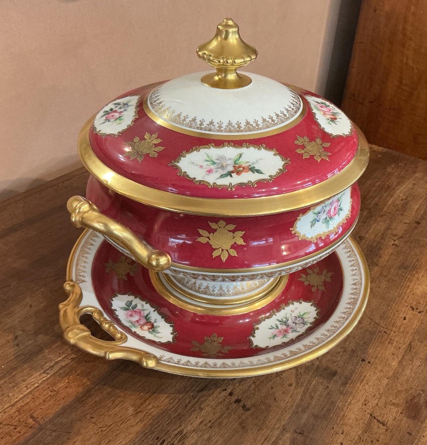 A Limoges Porcelain Soup Tureen And Its Stand.-photo-3