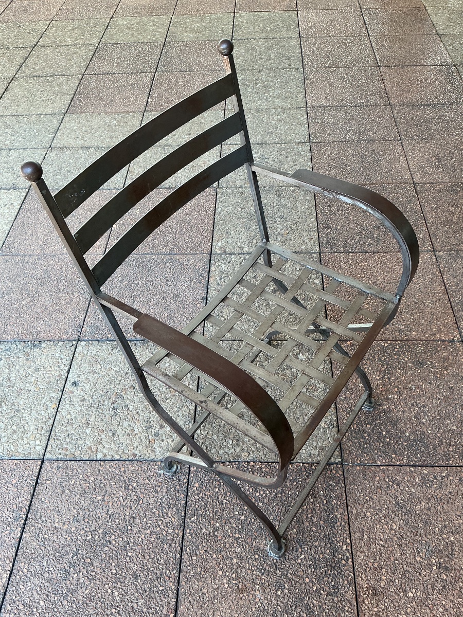 Un fauteuil curule en métal.-photo-2