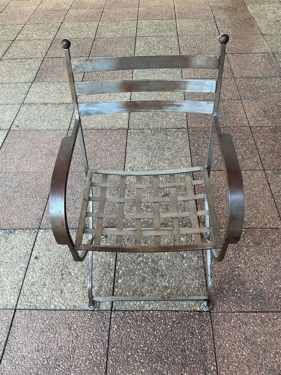 Un fauteuil curule en métal.-photo-3